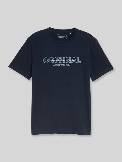 Produktfoto, Regular Fit T-Shirt aus reiner Baumwolle von Tom Tailor Denim, kolor granatowy, napis z przodu, krótki rękaw, krój regular fit, bawełna