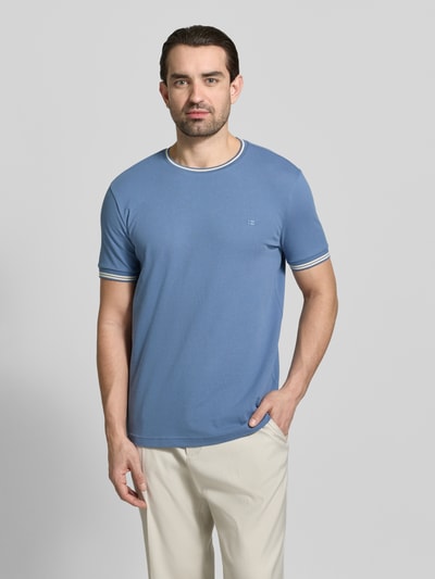 Männermodel trägt T-Shirt mit Strukturmuster und Rundhalsausschnitt von Christian Berg Men, Baumwoll-Elasthan-Mix, Regular-Fit, hellblau, Ganzkörperansicht von vorne.