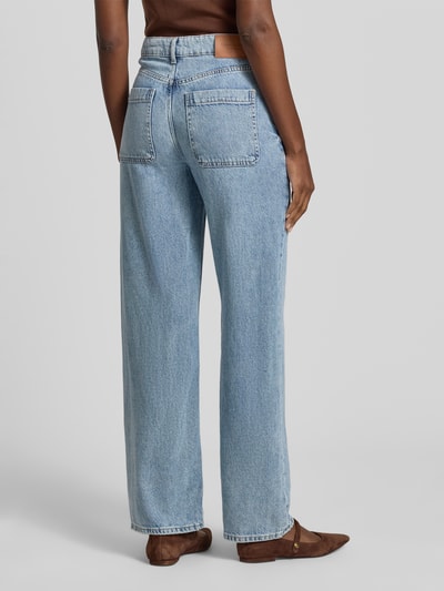 Frauenmodel trägt Wide Fit Jeans mit Leinen-Anteil Modell 'FIA' von Marc O'Polo in Denim-Optik, 5-Pocket-Design, Ganzkörperansicht Rückansicht.