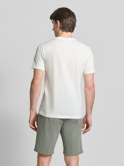Mannenmodel draagt t-shirt met labelprint van Antony Morato, puur katoen, recht model, ronde hals, ruglengte maat M 69 cm. Ganzkörperansicht Rückansicht.