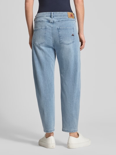 Männermodel trägt Ballon Jeans mit Eingrifftaschen von Buena Vista aus bawełna z dodatkiem wiskozy, krój balloon fit, efekt sprania, ganzkörperansicht rückansicht