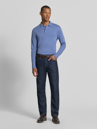 Männermodel trägt Regular Fit Poloshirt aus reiner Baumwolle von Christian Berg Men in Blau mit Polokragen, langärmelig, Ganzkörperansicht von vorne.
