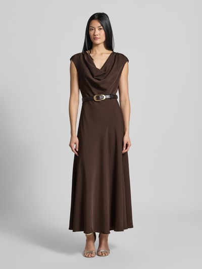 Frauenmodel trägt Abendkleid mit Taillengürtel Modell 'Estelle' von Forever New in Dunkelbraun, Wasserfall-Ausschnitt, Maxilänge, Ganzkörperansicht von vorne.