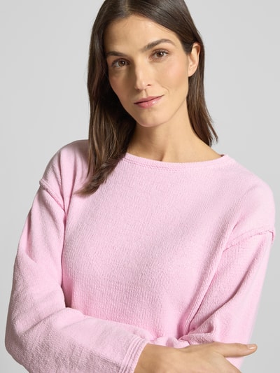Frauenmodel trägt Regular Fit Strickpullover aus besonders weichem Material von s.Oliver RED LABEL, Optik: Unifarben, Label-Applikation aus Metall, Rundhals, Kurzarm, Materialverarbeitung: Rippstrick, Nahaufnahme Oberkörper.