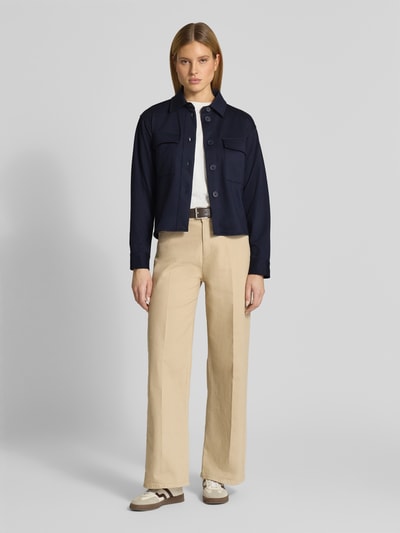 Frauenmodel trägt Regular Fit Blazer mit Brusttaschen von Smith and Soul in Dunkelblau, Umlegekragen, Knopfleiste, Material-Mix, Ganzkörperansicht von vorne.