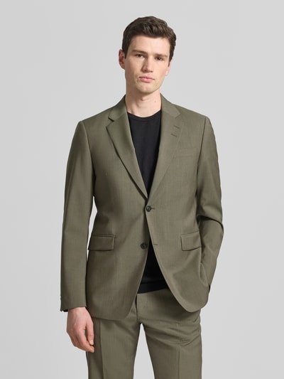 Männermodel trägt Regular Fit Blazer mit Logo-Patch Modell 'Justin' van Tiger Of Sweden in olijfgroen van puur katoen met borstzak, klepzakken, reverskraag en 2-knoopsluiting, ruglengte 79 cm, schouderbreedte 38 cm, mouwlengte 66 cm, ganzkörperansicht van voren.