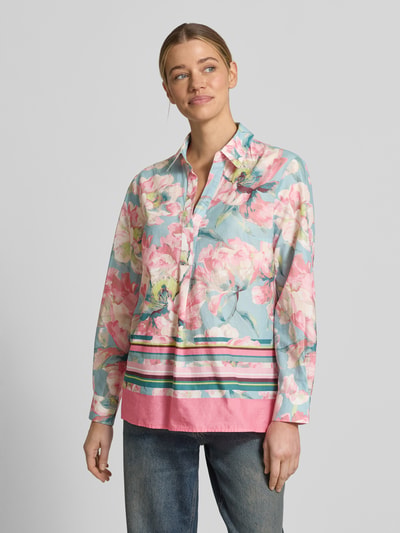 Modelka kobieta nosi Relaxed Fit Bluse mit floralem Allover-Print von Betty Barclay, bawełna, wielokolorowy wzór, długi rękaw, kołnierz, całkowity widok z przodu.