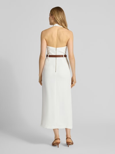 Frauenmodel trägt Etuikleid mit Gehschlitz und Gürtel Modell 'Sara' von Forever New, figurbetontes Midikleid in Weiß, Ganzkörperansicht Rückansicht.