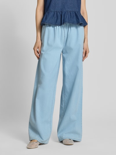 Frauenmodel trägt Pull-on-Jeans mit weitem Bein und Kordelzug von REVIEW in hellblau, reine Baumwolle, Wide Leg, Gesäßtasche, Nahaufnahme Unterkörper, Ganzkörperansicht von vorne.