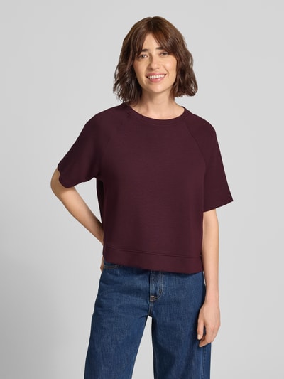 Frauenmodel trägt Regular Fit Sweatshirt aus Viskose-Mix Modell 'Bailee.S' von Brax in Dunkelrot, kombiniert mit blauer Jeans, Nahaufnahme Oberkörper. Damen Sweatshirt von Brax.