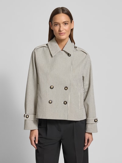 Modelka nosi Relaxed Fit Kurtka z wykładanym kołnierzem Model 'Becker' od mbyM, mieszanka bawełny, wpuszczane kieszenie, podwójna listwa guzikowa, długość tyłu w rozmiarze S: 58 cm, szerokość ramion w rozmiarze S: 42 cm, szerokość klatki piersiowej w rozmiarze S: 49 cm, długość rękawów w rozmiarze S: 59 cm, paski wąskich czarnych i białych linii, gładka tekstura, widok całej sylwetki z przodu.