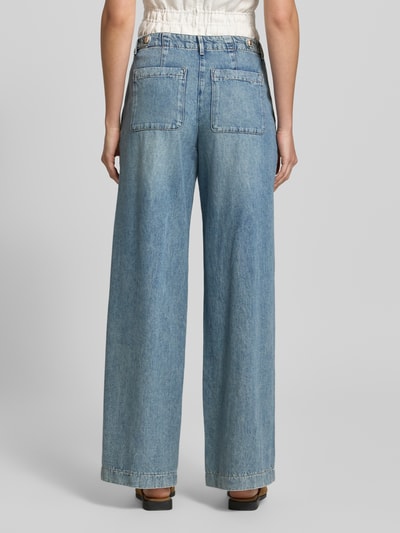 Frauenmodel trägt Wide Leg Jeans mit Eingrifftaschen von Luisa Cerano aus Baumwoll-Lyocell-Mix, blaue Waschung, Gesäßtaschen, Ganzkörperansicht Rückansicht.