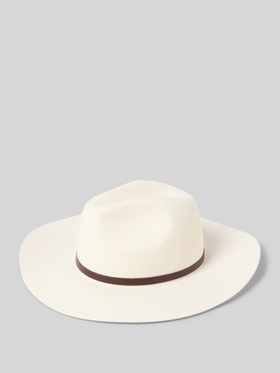 Produktfoto, Fedora aus reiner Wolle mit echtem Leder-Besatz von Marc Cain in Off-White, kontrastierender Lederriemen, Zierschnalle, Strukturmuster.