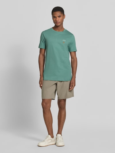 Männermodel trägt T-Shirt mit Stitching und Rundhalsausschnitt von Lindbergh in Grün, Reine Baumwolle, Slim-Fit, Rückenlänge 71 cm, Ganzkörperansicht von vorne.