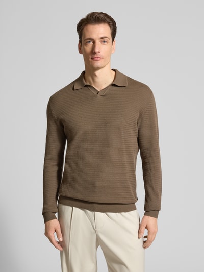 Mężczyzna model nosi Regular Fit Poloshirt in Strick-Optik Modell 'Riley' od Jack & Jones Premium, czysta bawełna, długi rękaw, kolor brązowy, krój regular fit, polokrąg, przód, ujęcie całej sylwetki