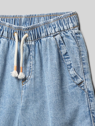 Produktfoto, Loose Fit Jeansshorts aus reiner Baumwolle von s.Oliver RED LABEL in hellblauem Denim, elastischer Bund mit Tunnelzug, seitliche Eingrifftaschen, sichtbare Struktur der Baumwolle