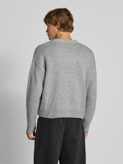 REVIEW Strickjacke mit V-Ausschnitt und Label-Stitching Hellgrau Melange 5