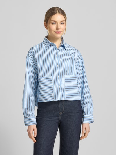 Frauenmodel trägt Loose Fit Langarmbluse aus reiner Baumwolle von s.Oliver RED LABEL, Optik: Unifarben, Muster: gestreift, Frontansicht, Nahaufnahme Oberkörper.