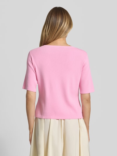 Frauenmodel trägt Strickjacke aus Viskose-Mix mit Perlen von Milano Italy in Rosa, glatte Textur, Regular Fit, Ganzkörperansicht Rückansicht.
