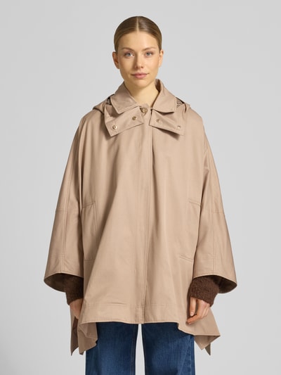 Kobiece modelka nosi Cape mit Kimonoärmeln und Kapuze von Stefanel, beżowy bawełniany mix, luźny krój, kryty zamek, kieszenie boczne, wydłużony tył, Szerokość w rozmiarze 1: 50 cm, długość tyłu: 82 cm, szerokość klatki piersiowej: 89 cm, długość rękawa: 59 cm, widok całej sylwetki z przodu