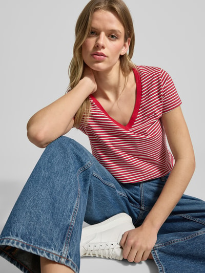 Levi's® T-Shirt mit V-Ausschnitt Rot 3