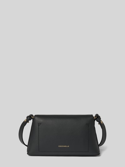 Produktfoto, Shoulder Bag aus echtem Leder Modell 'NIKLA' von Coccinelle in Schwarz mit Überschlag, goldfarbenem Logo und Magnetverschluss.