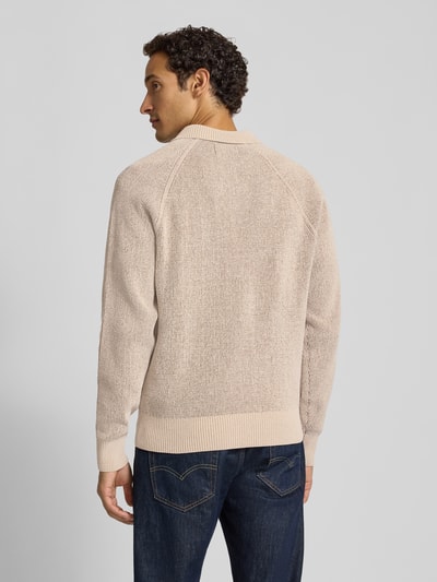 Männermodel trägt Regular Fit Pullover mit Polokragen von Jake*s Studio Men in Beige, grobe Textur, dunkle Jeans, Ganzkörperansicht Rückansicht.