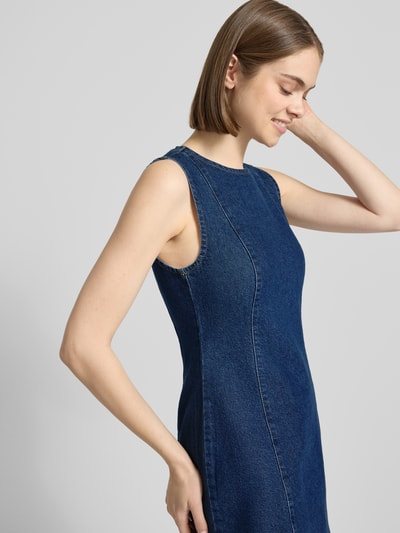 Frauenmodel trägt Jeanskleid mit Rundhalsausschnitt Modell 'LIV' von Topshop aus Reiner Baumwolle, figurbetonter Schnitt, Minikleid, Nahaufnahme Oberkörper.