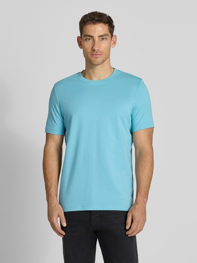 Męski model nosi Regular Fit T-Shirt aus reiner Baumwolle von s.Oliver RED LABEL, kolor jednolity, jersey, z nadrukiem logo, krótki rękaw, widok całej sylwetki z przodu