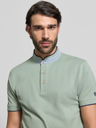 Männermodel trägt Regular Fit Koszulka polo aus bawełny mit stójka i listwa guzikowa von Christian Berg Men, kurz rękaw, nahaufnahme oberkörper.