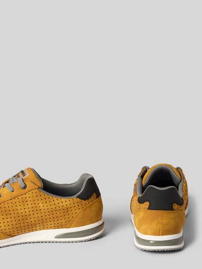 Produktfoto, Sneaker mit Label-Details Modell 'Trevor' von bugatti in Gelb mit grauen und schwarzen Elementen, abgerundete Spitze, Schnürung, Absatzhöhe 3 cm, Schafthöhe 6 cm, Schaftweite 8 cm, Herren Sneaker auf grauem Hintergrund