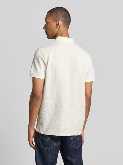 Männermodel trägt Regular Fit Poloshirt mit Strukturmuster von MCNEAL, Baumwoll-Mix, Kurzärmelig, Reißverschluss, Rückansicht, Ganzkörperansicht.