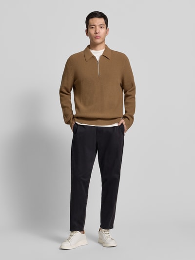 Männermodel trägt Stoffhose mit Gesäßtaschen von Casual Friday in Schwarz, gerader Schnitt, Baumwoll-Elasthan-Mix, Ganzkörperansicht von vorne.