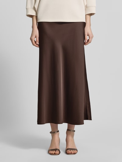 Frauenmodel trägt schimmernden Midirock aus Satin von Comma in Braun, Material-Mix mit Viskose-Anteil, Gerader-Schnitt, Nahaufnahme Unterkörper, Vorderansicht.