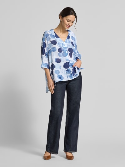 Vrouwenmodel draagt Relaxed Fit blouse uit viscosemix van Apricot met all-over look, v-hals en 3/4-mouw, ruglengte maat S 70 cm, mouwlengte 30 cm. Ganzkörperansicht van voren.