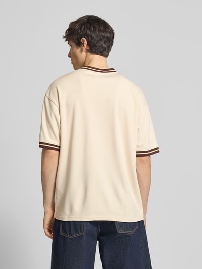 Männermodel trägt Boxy Fit T-Shirt aus reiner Baumwolle Modell 'LES' von Only & Sons, Optik: Unifarben, Ganzkörperansicht Rückansicht.