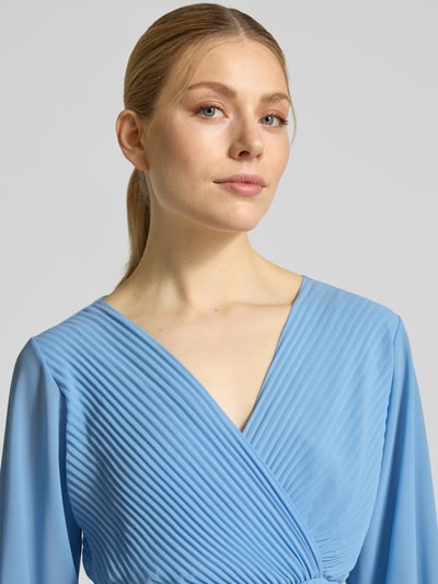 Frauenmodel trägt Knielanges Kleid mit Plisseefalten Modell 'Im44sa' von ZABAIONE in Wickel-Optik, Taillierter Schnitt, Nahaufnahme Oberkörper. Rückenlänge 90 cm, Brustweite 38 cm, Ärmellänge 52 cm bei Größe S.