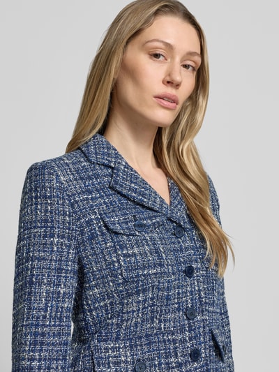 Frauenmodel trägt Regular Fit Kurzblazer aus Baumwoll-Mix von Lauren Ralph Lauren, Melange-Optik, Struktur, Bouclé, Nahaufnahme Oberkörper.