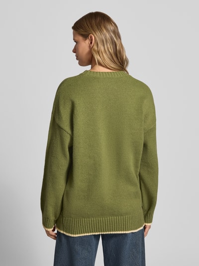 Vrouwenmodel draagt Strickpullover mit Rundhalsausschnitt Modell 'STAR' van DAISY STREET in groen, allover-look, relaxed fit, rugaanzicht, KI-modified beeld.