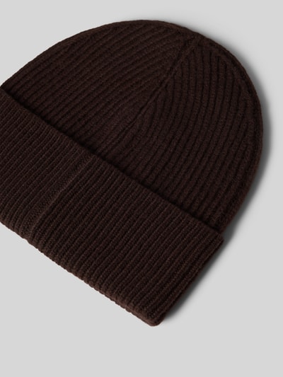 Produktfoto, Strickmütze aus Wolle mit Label-Detail von COMMA, grob gestrickt in Dunkelbraun mit breitem Umschlag und feiner Textur.