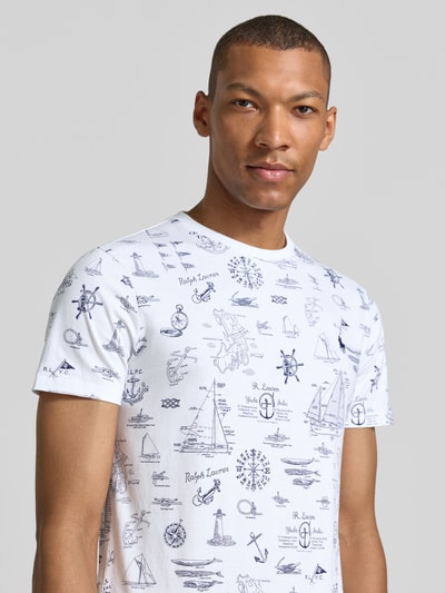 Męskimodel nosi Slim Fit T-Shirt aus reiner Baumwolle von Polo Ralph Lauren, biały z niebieskim nadrukiem, męski t-shirt, Nahaufnahme Oberkörper.