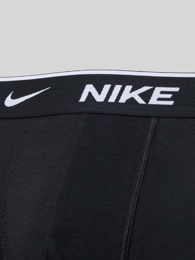 Produktfoto, Trunks mit elastischem Bund Modell 'E-DAY' von Nike, schwarze Farbe, sichtbarer Logo-Bund, glatte Textur, Logo-Details