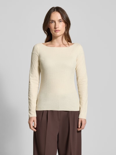 Frauenmodel trägt Slim Fit Longsleeve mit Viskose-Anteil von Emporio Armani, cremefarben, Strukturmuster, Rundhalsausschnitt, Ganzkörperansicht von vorne.