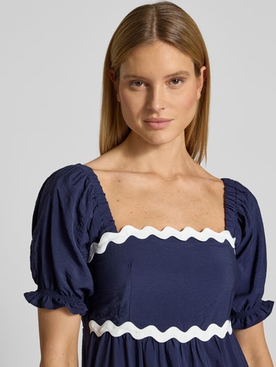 Frauenmodel trägt Tunikakleid mit Karree-Ausschnitt von Apricot in Dunkelblau mit weißer Zierborte, 1/2-Arm, Nahaufnahme Oberkörper. Damen Tunikakleid in A-Linie mit elastischen Ärmelabschlüssen, Rückenlänge 120 cm, Brustweite 40 cm, Ärmellänge 30 cm.