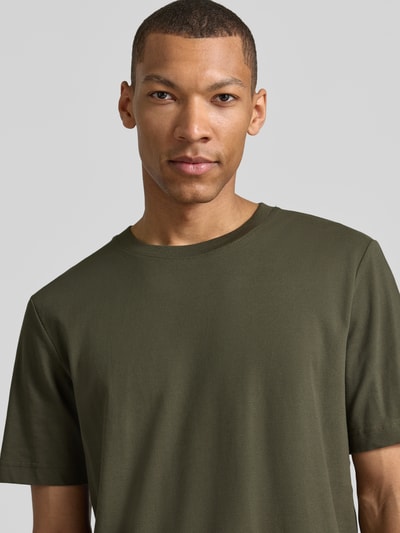 Männermodel trägt Regular Fit T-Shirt aus Baumwoll-Mix von Tom Tailor, Optik: Unifarben, Rundhals, Kurzarm, Piqué, Nahaufnahme Oberkörper.