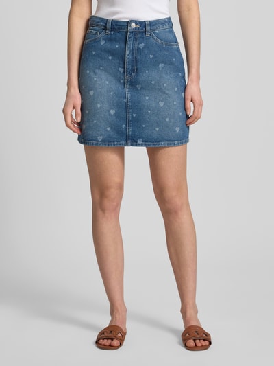 Frauenmodel trägt Mini-Jeansrock aus reiner Baumwolle von Tom Tailor Denim, Optik:Allover-Muster, Herzmuster, 5-Pocket-Design, Ganzkörperansicht von vorne.