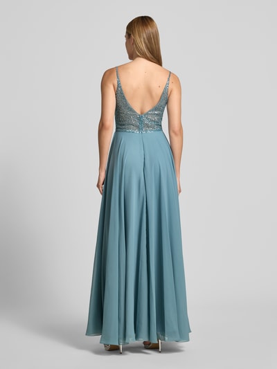 Modelka nosi 'Abendkleid mit Paillettenbesatz' od Hey Kyla w kolorze niebieskim z cekinowym obszyciem na gorsecie, taliowany fason, długość maxi, dekolt w serek, zapięcie na zamek błyskawiczny z tyłu, wykończenie materiału szyfon, długość tyłu w rozmiarze 36: 152 cm, szerokość w rozmiarze 36: 32 cm, widok całej sylwetki z tyłu.