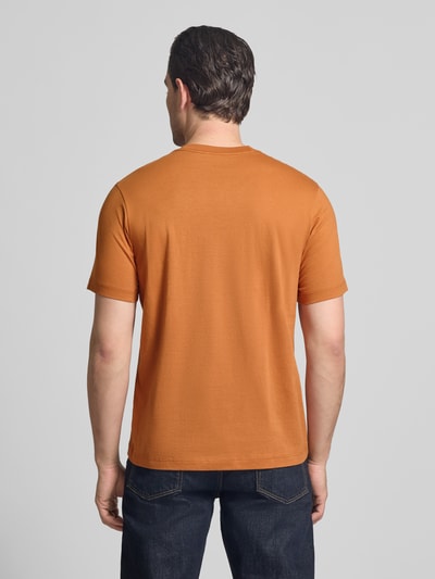 Männermodel trägt T-Shirt mit Rundhalsausschnitt von Schiesser, czysta bawełna, krój regular fit, długość pleców w rozmiarze 50: 70 cm, Ganzkörperansicht Rückansicht