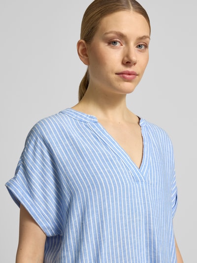 Frauenmodel trägt Blusenshirt aus Leinen-Viskose-Mix Modell 'FALAKKA' von B.Young, hellblau mit weißen Streifen, Relaxed-Fit, V-Ausschnitt, Rückenlänge bei Größe 36: 63 cm, Nahaufnahme Oberkörper.