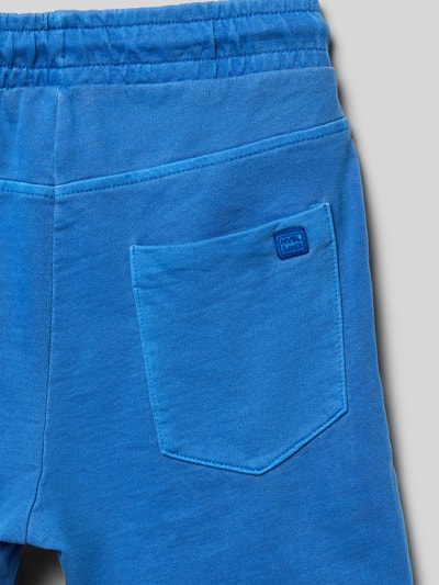 Produktfoto, Shorts mit elastischem Bund und Eingrifftaschen von Mayoral aus reiner Baumwolle in Blau, sichtbare Gesäßtasche, Regular Fit, Detailaufnahme